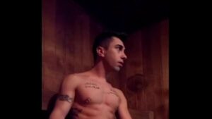 Brasileiro na sauna gay