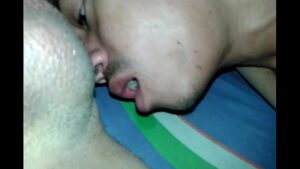 Coroa gay beijando novinho
