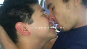 Deux filhe s embrasse devant proteste sur mariage gay