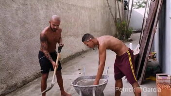 Encanador brasileiro gay chupando pica na obra