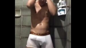 Espiando macho no banho gay