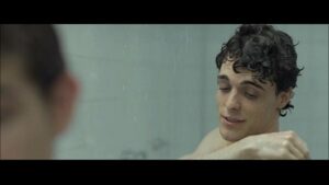 Filho film o pai tomando banho gay