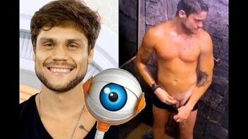 Flagrou homem no matagal pelado gay