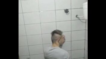 Garoto gay tocando punheta para amigo no banheiro da escola