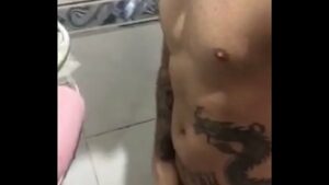 Gay brasileiro tatuado