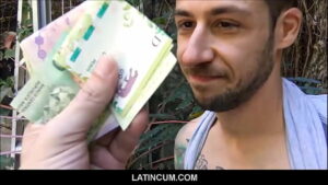 Gay chupando latino por dinheiro