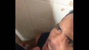 Gay chupando pau no banheiro público
