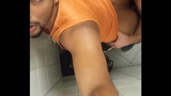 Gay dando banheiro publico