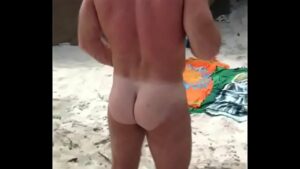 Gay dando bunda na praia