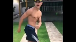 Gay de 18c anos dancando