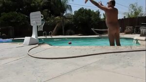 Gay na piscina pelado