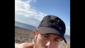 Gay nu na praia mostrando bumbum