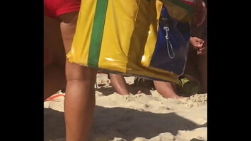 Gay olhando mala do dotadao hetero na praia