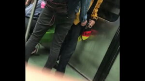 Gays coroas se peganfo no metro