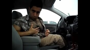 Homem batendo punheta no carro e gay vendo