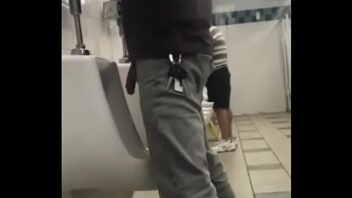 Homem gay de pau duro banheiro mijando