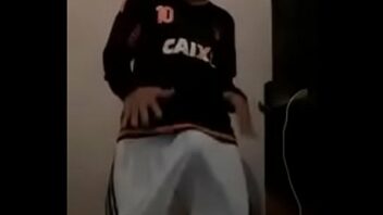 Homem novinhasndo cerveja e dancando xomo gay