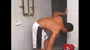 Homens brasileiros tomando banho gay