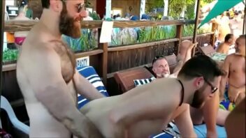Homens fazendo sexo explicito em boate gay