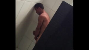 Homens na ducha camera oculta gay