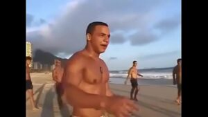 Macho chupa o rabo do gay brasileiro egostoso