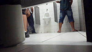 Maduros gay pegação no banheiro
