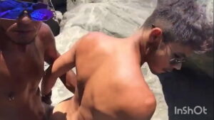 Orgia gay amador na praia de nudismo