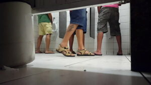 Pegação gay no banheiro da central