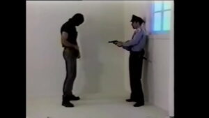 Policial gay obriga o ladrão a chupar