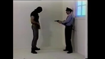 Policial gay obriga o ladrão a chupar