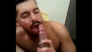 Porno gay chupando o proprio pau e gozando na boca