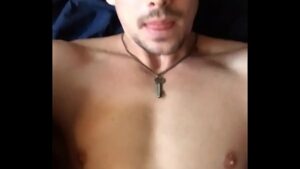 Porno gay homem enfiando a rola no propio cu