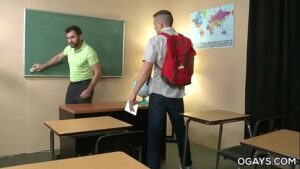 Professor coroa gay dando pro aluno