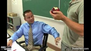 Professor gay comendo aluno com chantagem