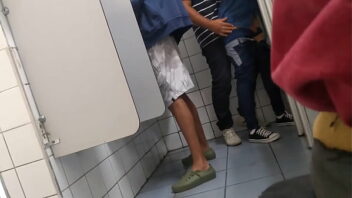 Sacanagem gay em banheiro público