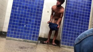 Sexo gay espiando héteros mijando banheiro