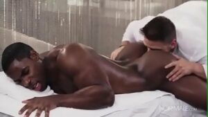Sexo gay na massagem japones