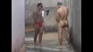Sexo gay observando tomar banho