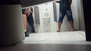 Técnica pegação banheiro gay