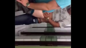 Video caseiro homem maduro gay se beijando em banheiro publico