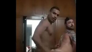Vídeo de homens no pênis enorme comendo gay