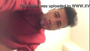 Video de um homem gay com piru grosso pequeno