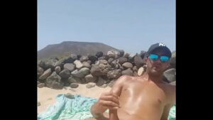 Video gay curtindo uma praia nudismo