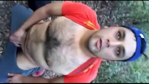 Video gay de peludo pegando na mata