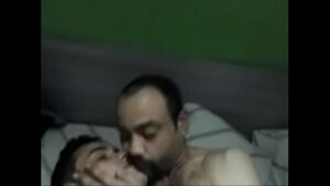 Video gay degustando o macho peludo