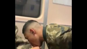 Video gay.homens.sendo encoxados no metro