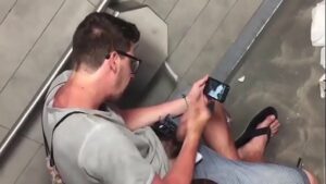 Video gay novinho depois do futebol mostra cu no banheiro