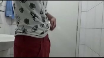 Video gay tomando mijo e pora de varios homens