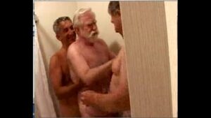 Video gay tres threesome suruba menage teen maduro velhoo