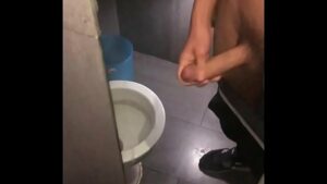 Video hetero banheiro gay